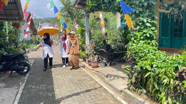 camat-leksono-mendampingi-warga-serta-ibu-ibu-tp-pkk-desa-selokromo-dalam-rangka-persiapan-bina-wilayah-binwil-pkk